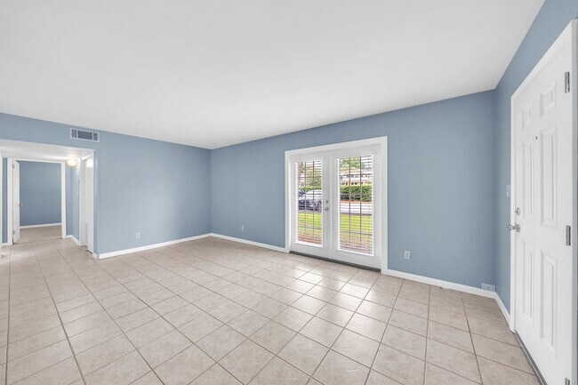Building Photo - 2100 W Beach Dr