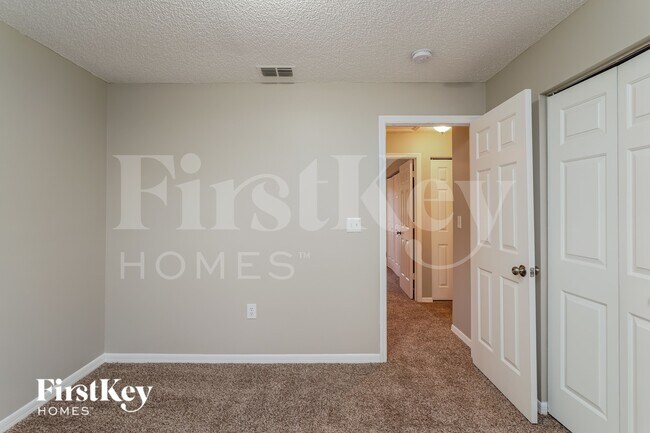 Building Photo - 1111 Roan Ct