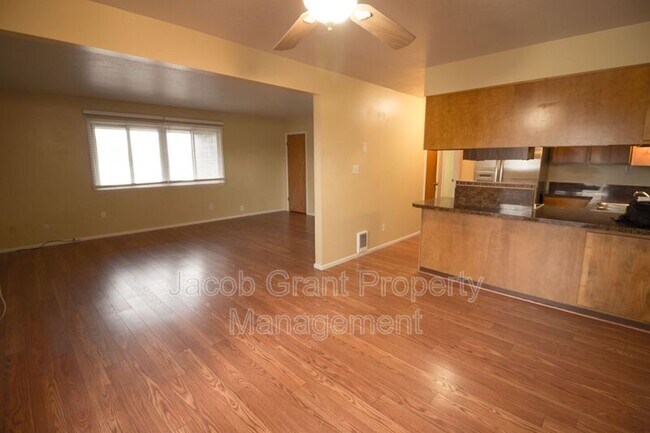 Building Photo - 220 N Fanning Ave