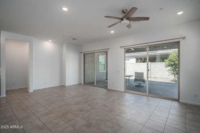 Building Photo - 14084 W Desert Flower Dr