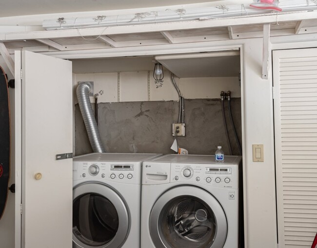 Building Photo - 213 Moonstone St