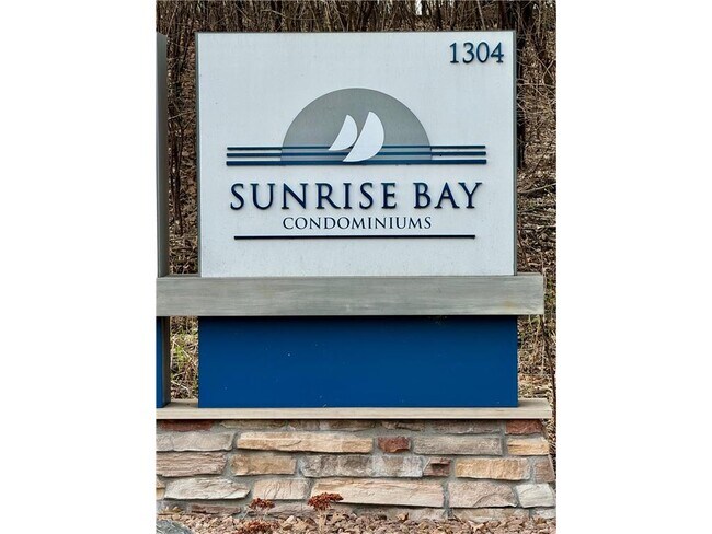 Building Photo - 1304 W Medicine Lake Dr