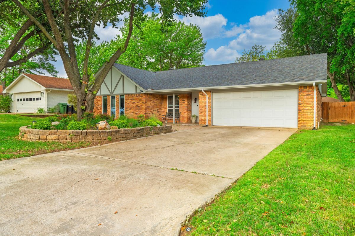 Building Photo - 839 Yellowstone Dr