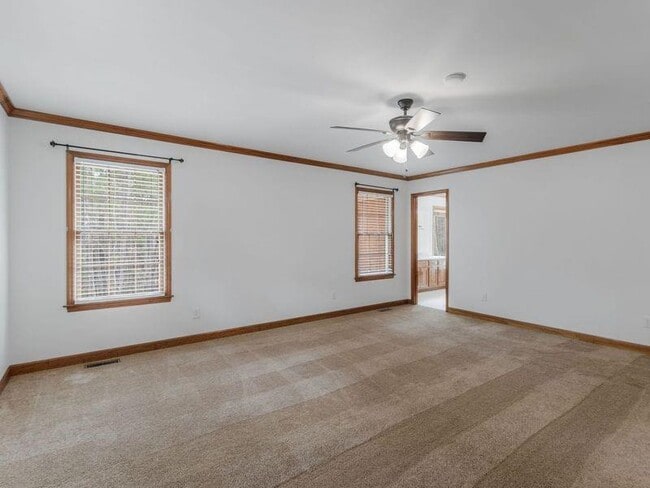 Building Photo - 305 Riverbend Dr