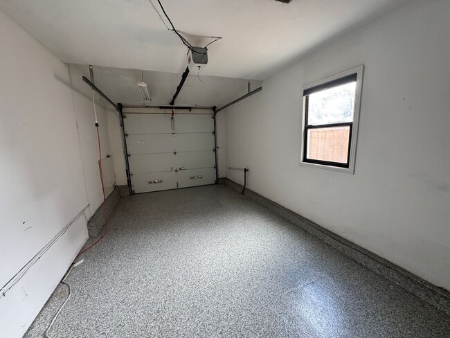 Building Photo - Charming 2-Bedroom Bungalow for Rent Near ...