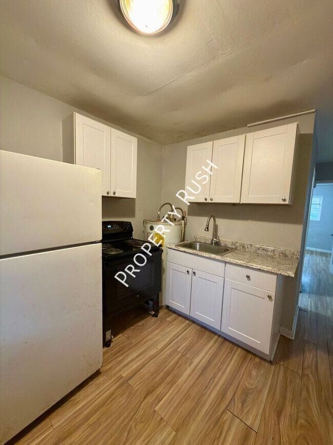 Building Photo - 706 W 47th St