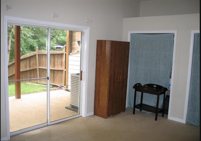 Building Photo - Briarwood Townhome close to NGIC and Hollymead Town Center!