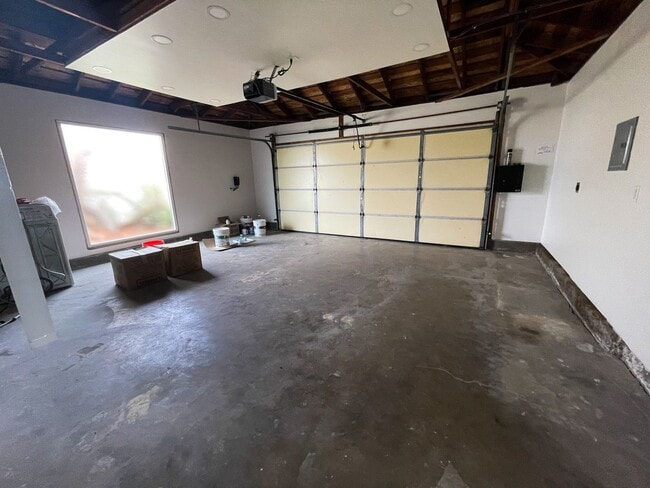 Building Photo - 3 bedroom 2 bath home in desired neighborhood