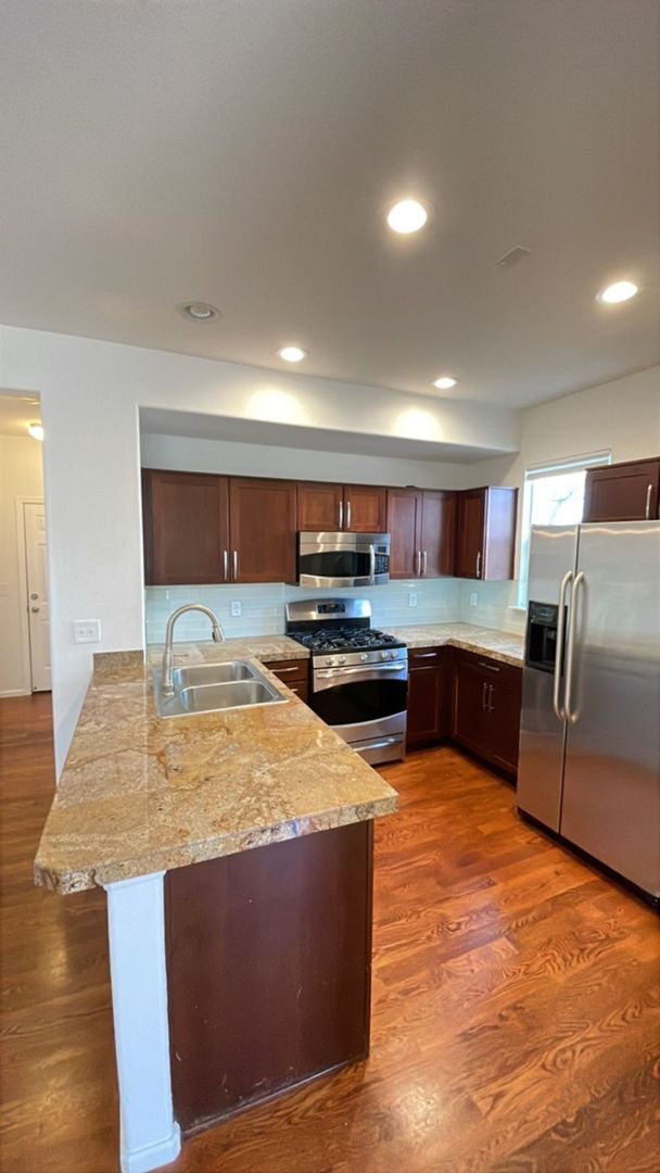 Building Photo - Charming 2 Bedroom, 2.5 bath Townhome in Fabulous Erie, Co!