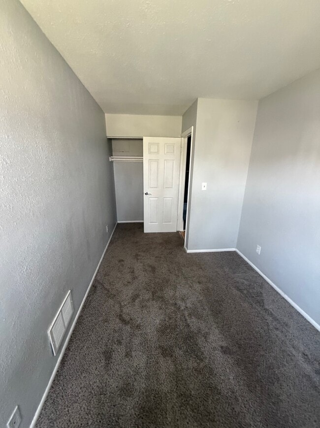 Building Photo - 8865 N Swan Rd