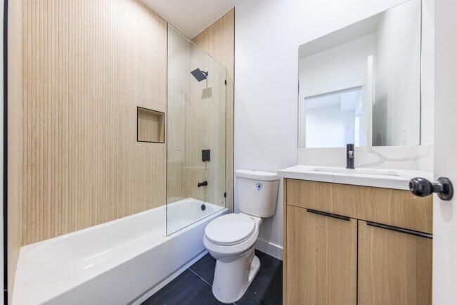 Building Photo - 2847 S Victoria Ave