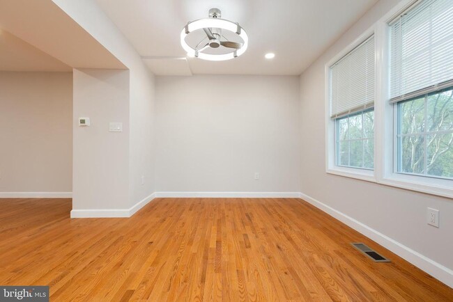 Building Photo - 9004 Roundleaf Way