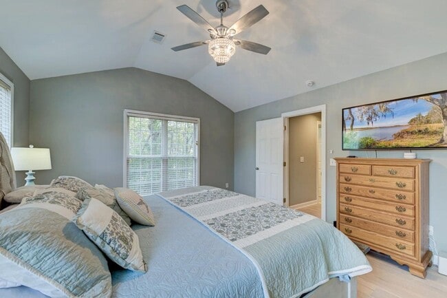 Building Photo - 3 Bedroom, 2.5 Bathroom Townhome in Ellington Woods - Mt Pleasant