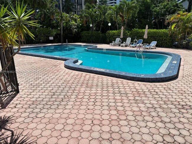 Building Photo - 1440 Brickell Bay Dr