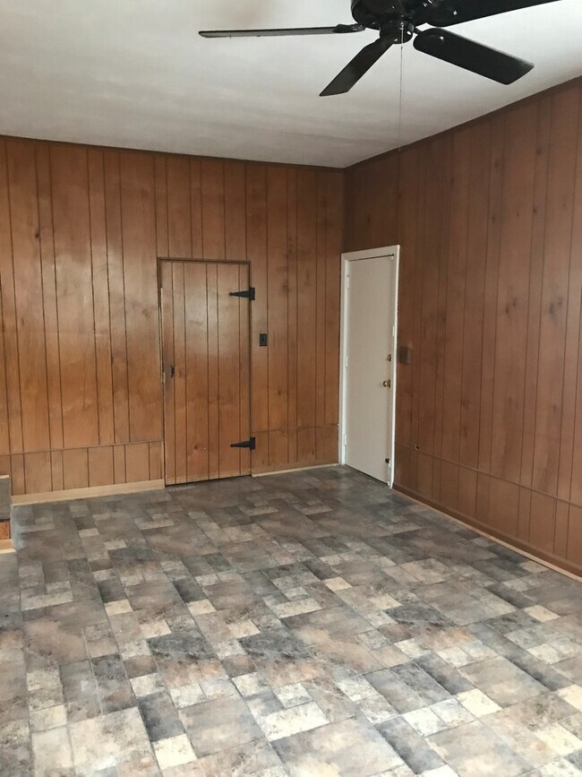 Building Photo - --  AVAILABLE IMMEDIATELY  -- 3 BR / 1 BA West End Home, Fenced in Backyard. Available Immediately!