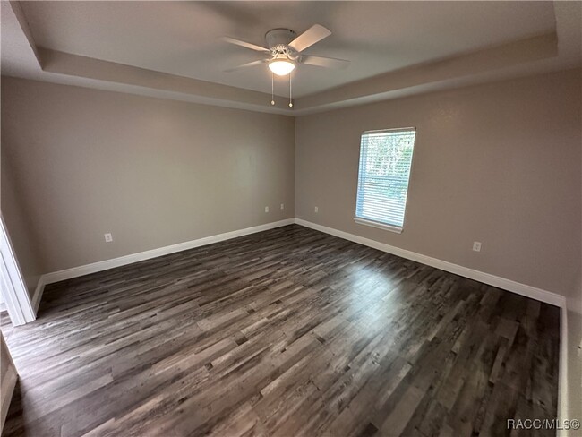 Building Photo - 9995 N Sandree Dr