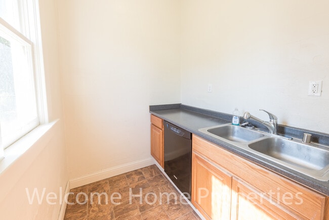 Building Photo - Classic 2 Bedroom Home with Tall Ceilings