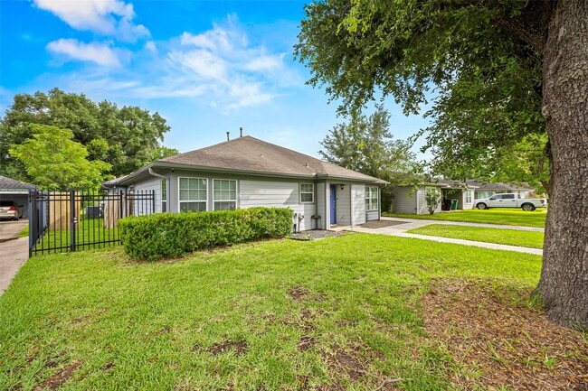 Building Photo - 4914 Ventura Ln