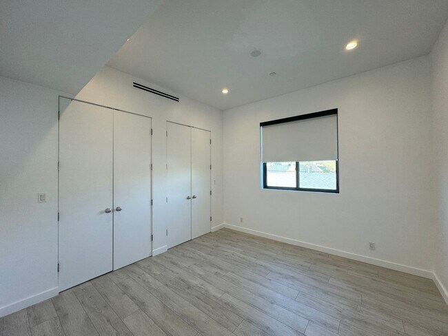 Building Photo - Five Bedroom/Four Bathroom Luxury House in Koreatown