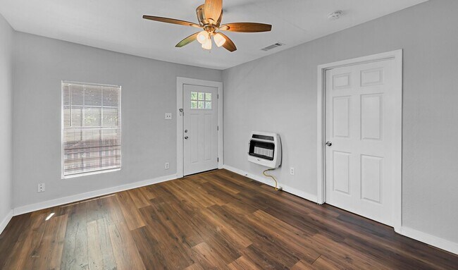 Building Photo - Updated 2 Bedroom Rental with Large Backyard