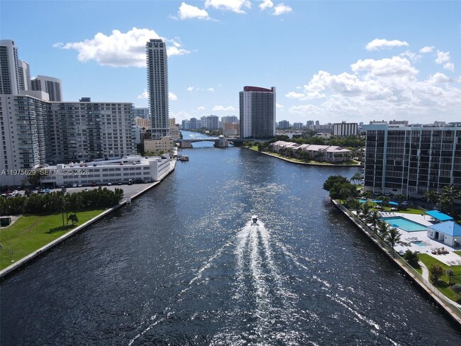 Building Photo - 400 Leslie Dr