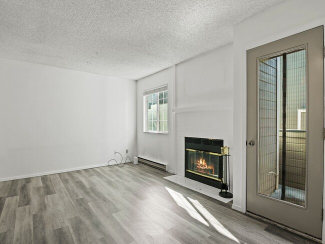 Building Photo - Cozy 2 Bed 2 Bath Condo Blocks from CSU Ca...