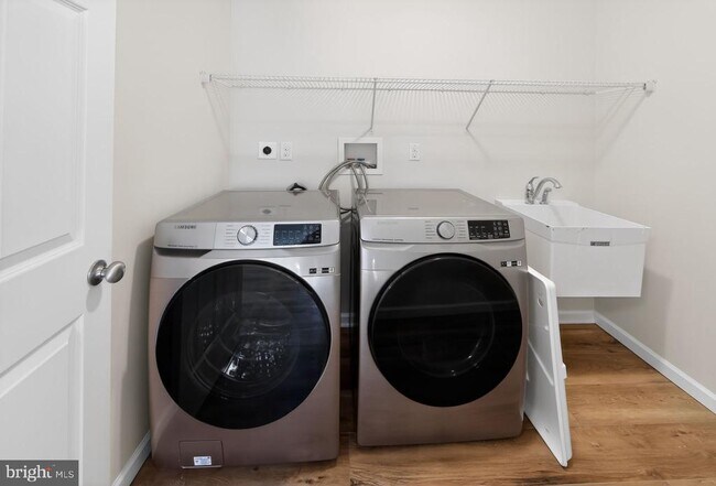 Building Photo - 208 Liberty Cir