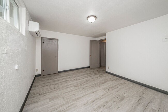 Building Photo - 411 W 5th St