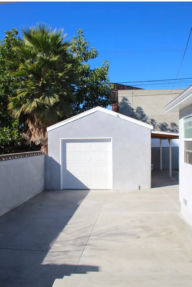 Building Photo - 2215 S Highland Ave