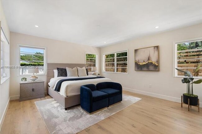 Building Photo - 1033 W 47th St