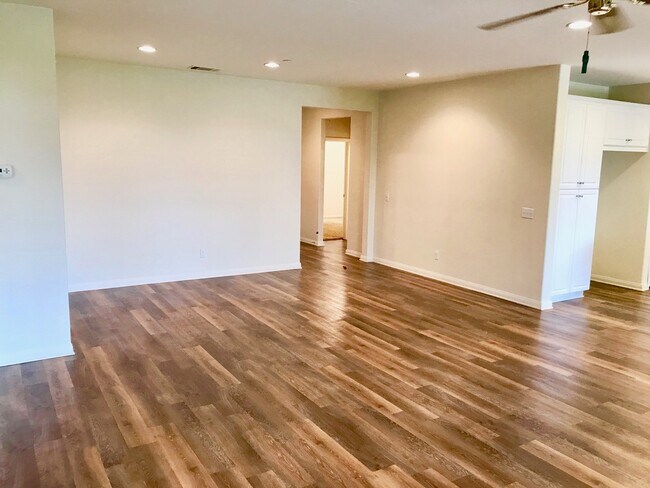Building Photo - MUST SEE!!! Newer Home 4 bedroom 2 Bath Sp...