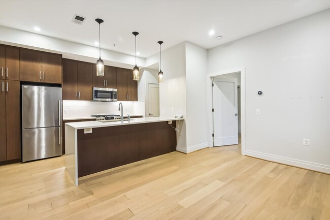 Building Photo - Near NEW 1+1 in NW DC!