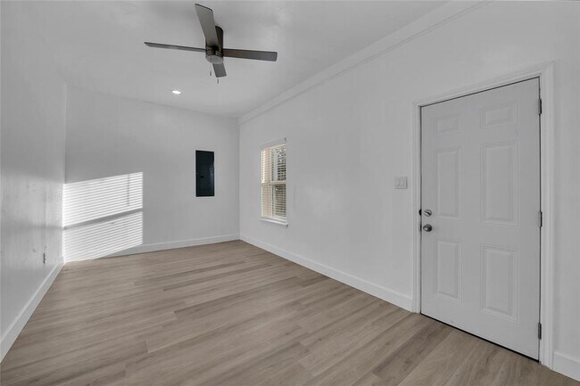Building Photo - 51 Private Rd 901