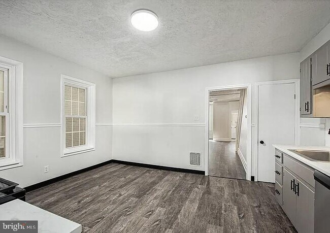 Building Photo - 851 South St