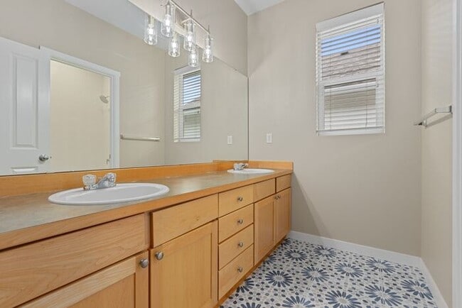 Building Photo - Gorgeous Modern Air Conditioned Home in Ga...