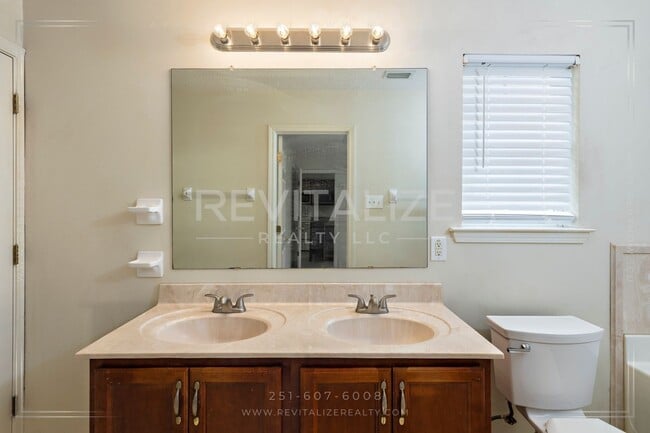 Building Photo - Stunning 4 Bed 2 Bath Home in West Mobile!