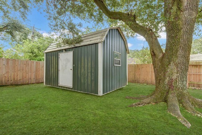 Building Photo - 803 Rosewood Dr