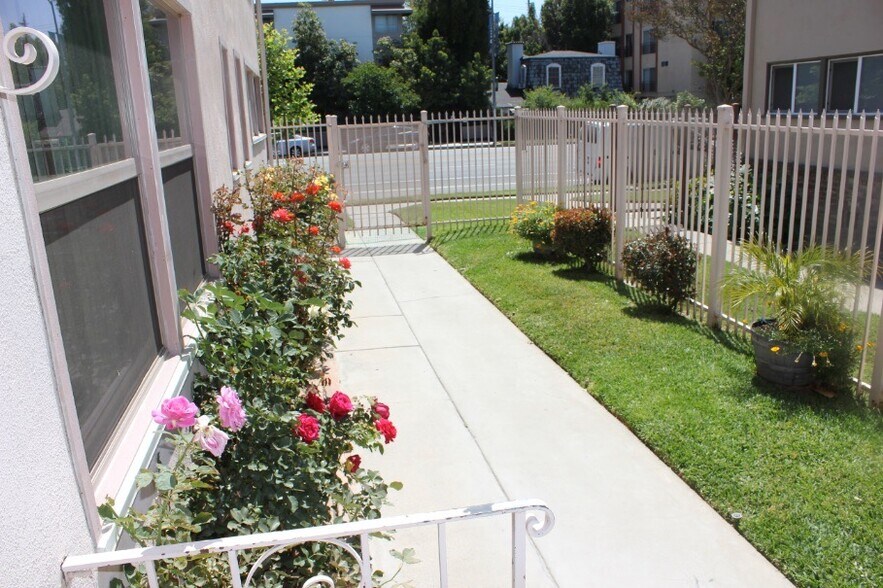 Building Photo - 5055 Laurel Canyon Blvd