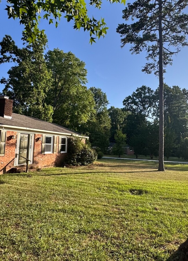 Building Photo - Unit B, 3327 Robin hood Dr