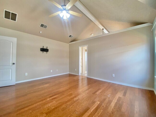 Building Photo - Great 3 bed 2 bath now available in Frensh...