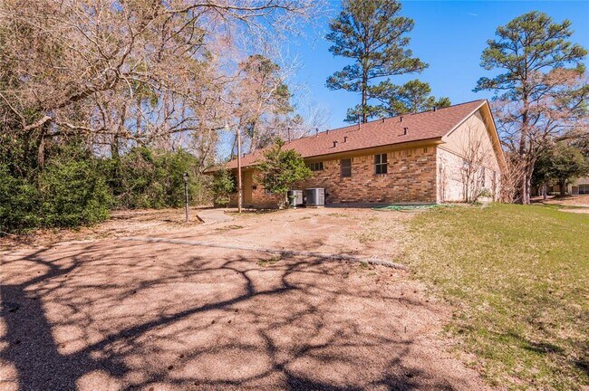 Building Photo - 2800 Lake Rd