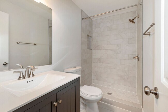 Building Photo - Recently Updated, 2 bed 2 1/2 Bath with Fe...