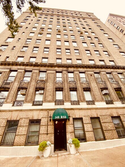 Building Photo - 340 Riverside Dr