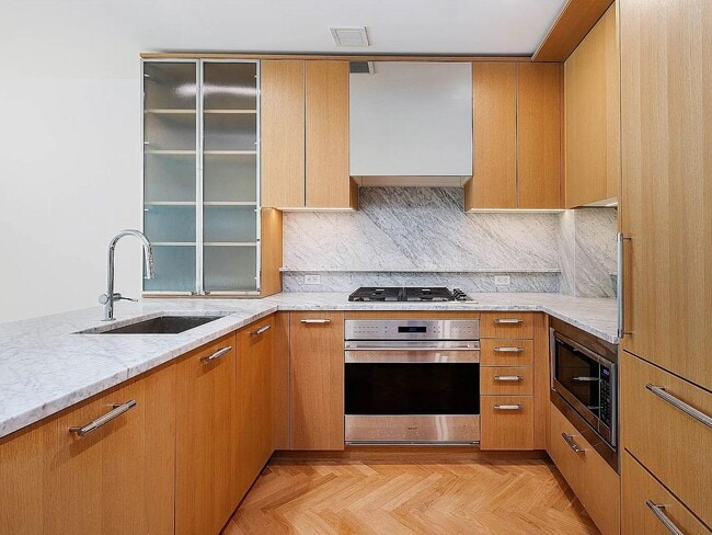 Building Photo - 300 W 122nd St