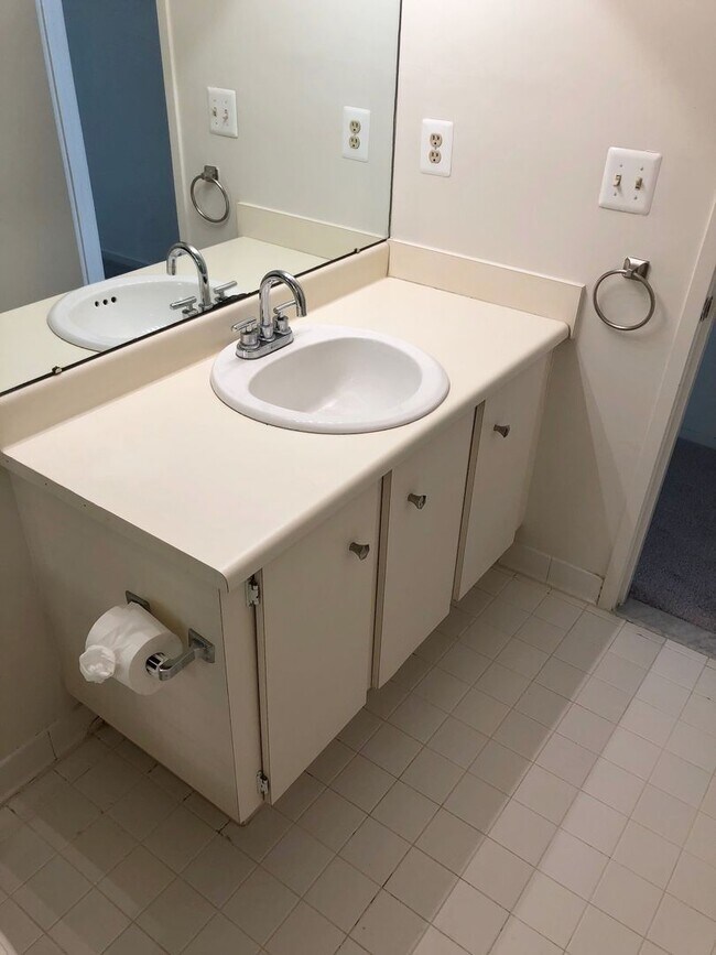 Building Photo - Spacious Potomac Beauty backs to Golf Course