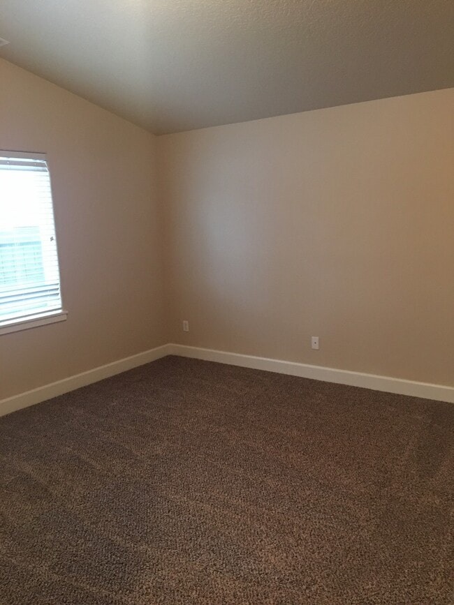 Building Photo - Single level home in Foxborough!