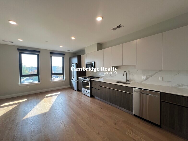 Building Photo - 16 Central St