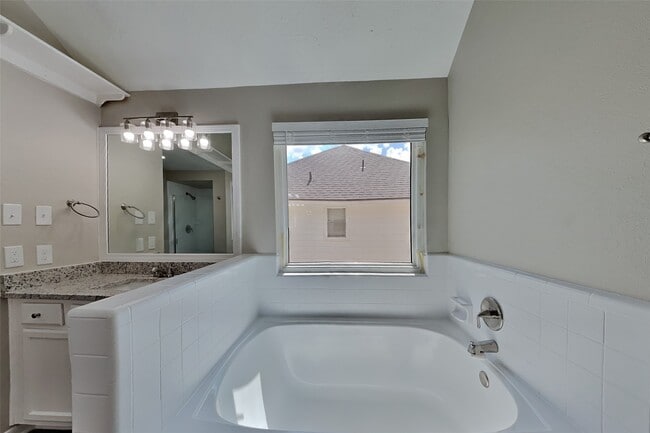 Building Photo - 1021 Glenview Dr