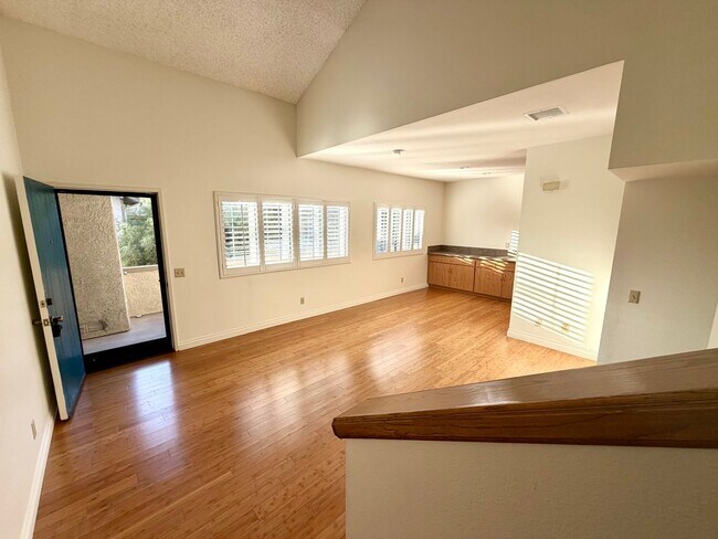 Building Photo - Light-filled, two-story 3-bedroom, 2.5-bath condo in the heart of Thousand Oaks!