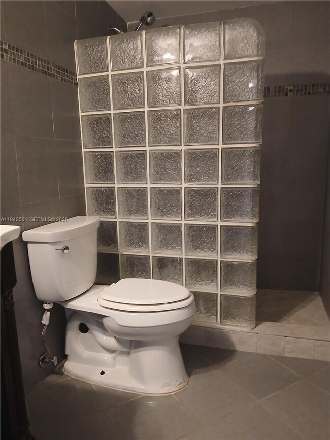 Building Photo - 5950 Del Lago Cir